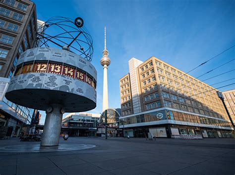 Berlin day tours- world hour column at alexanderplatz